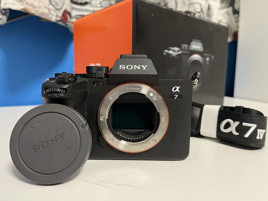 Продавам Sony A7 IV като нова и с 4 години оставаща гаранция
