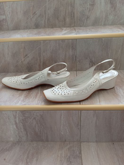 Босоножки женские белые