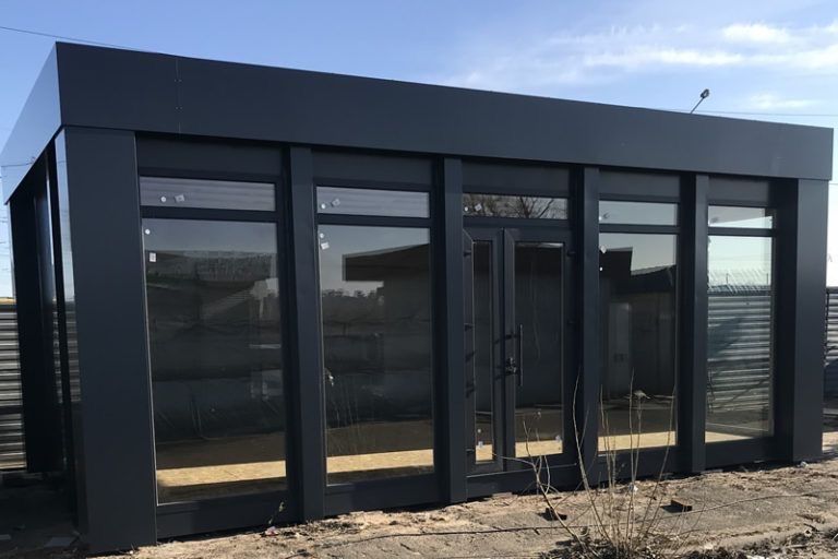 Container modular cu vitrina de sticla