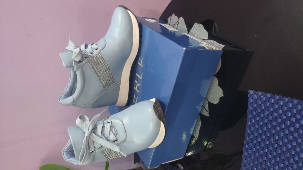 Сникерсы голубого цвета