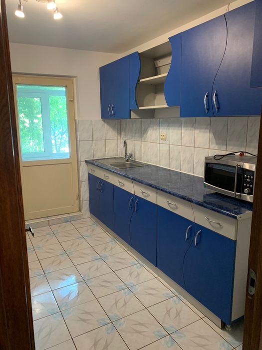 Inchiriez apartament 3 camere parter