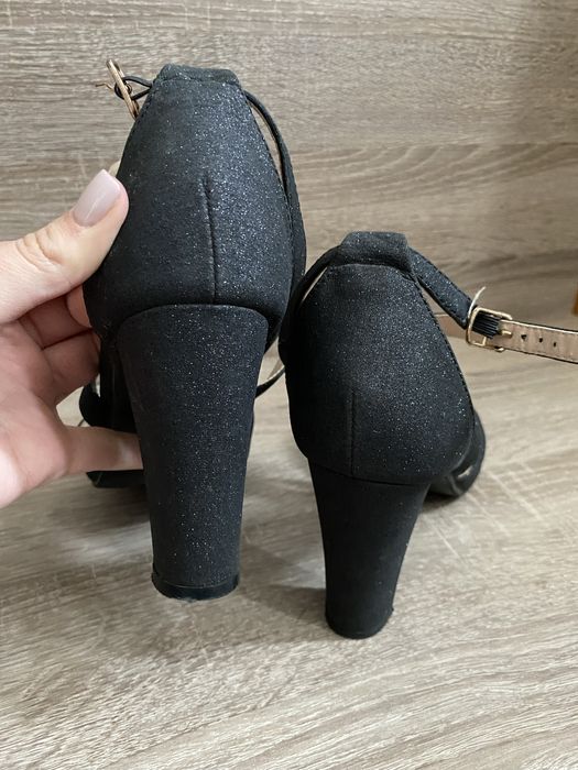 Pantofi cu toc şi cureluşe