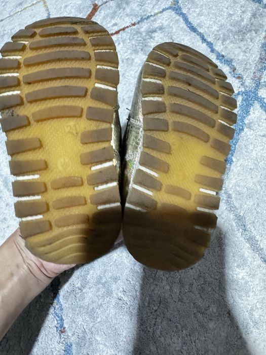 Продам  кожанные кроссовки детские