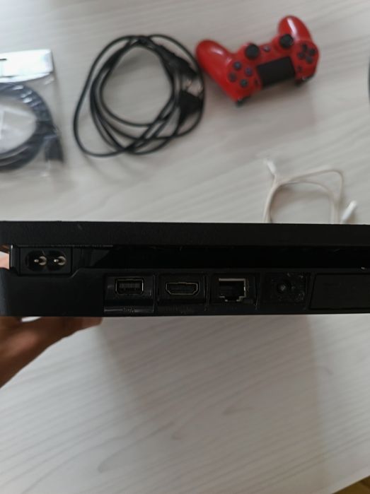 Vând PlayStation 4 Slim