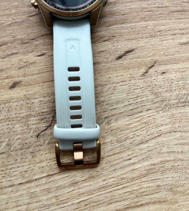 Garmin Fenix 7S Solar (42 mm), varianta Rose Gold, cu încărcare solara