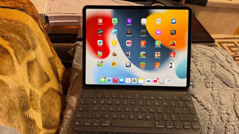 iPad Pro 12.9” (4th Gen) 256GB + Magic Keyboard – Отлично състояние