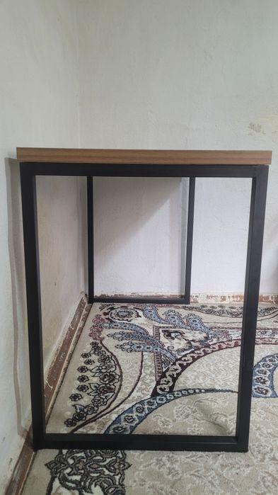 Современный компьютерный-письменный стол в минималистичном стиле