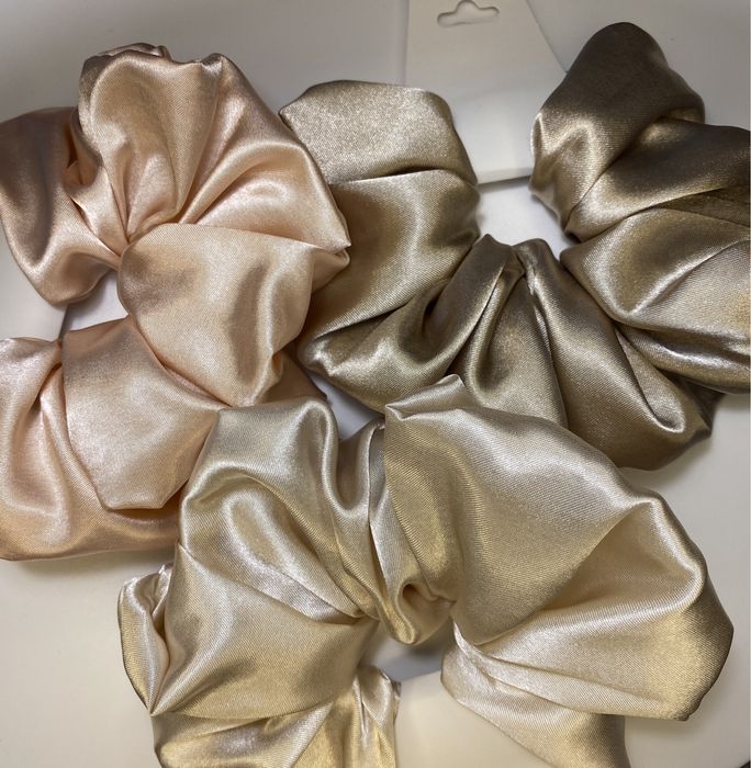 Обемно скрънчи от сатен
