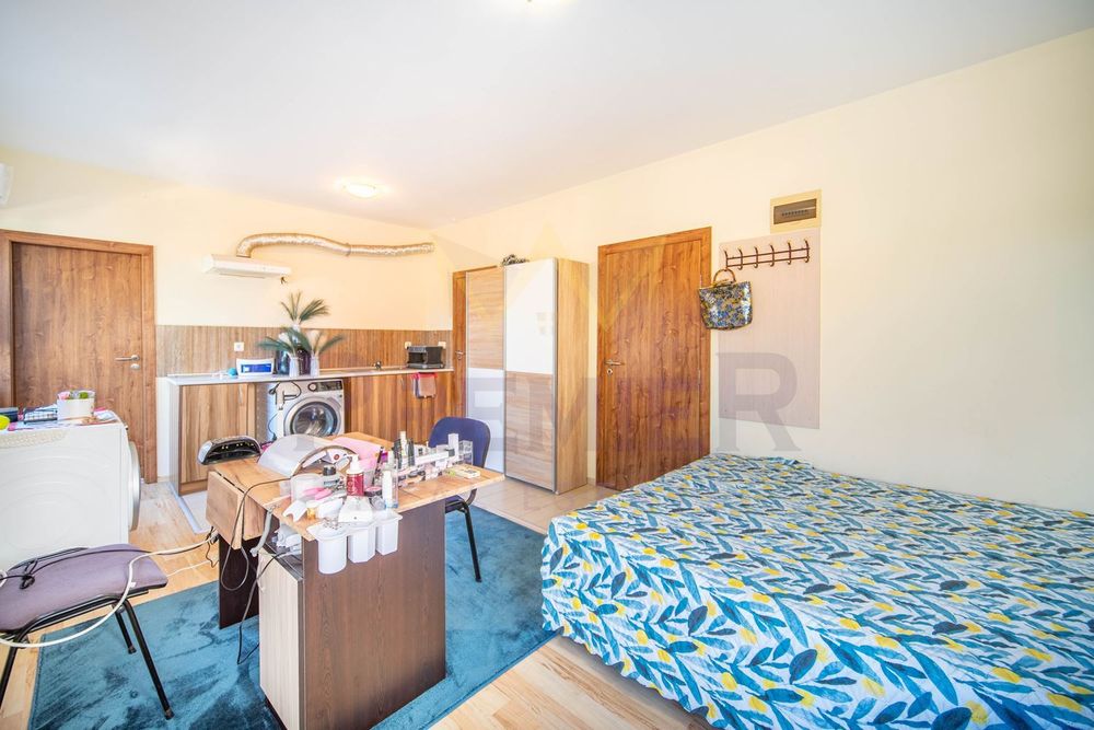 Многофункционална къща с осем апартамента подземен паркинг и морска п