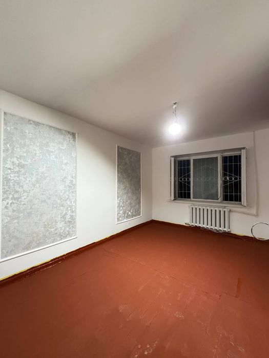 Чилонзар 9-кварталда узимни квартира сотилади 1 хона 1-этаж срочно