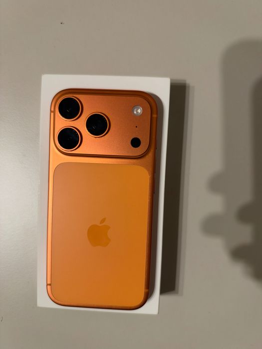 iPhone 17 pro eSIM cosmic orange