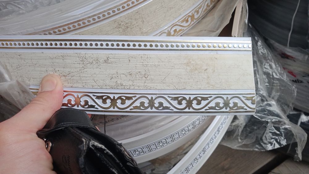 Установка потолочных карнизов.