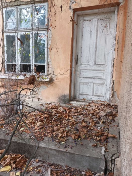 СПЕШНО Продавам къща с двор