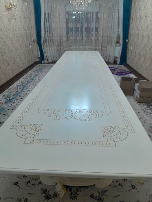 Стол сатылады қонақ бөлмеге