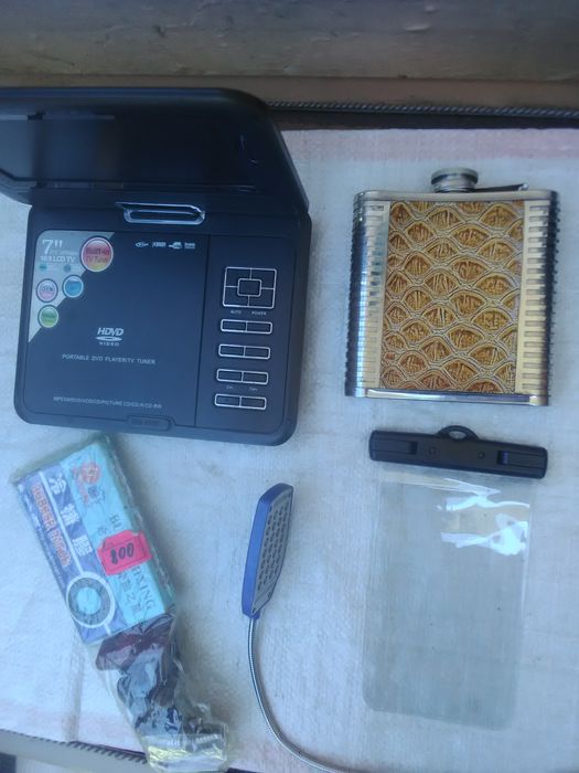 Фотоаппарат, фляжка , лампы и много других вещей