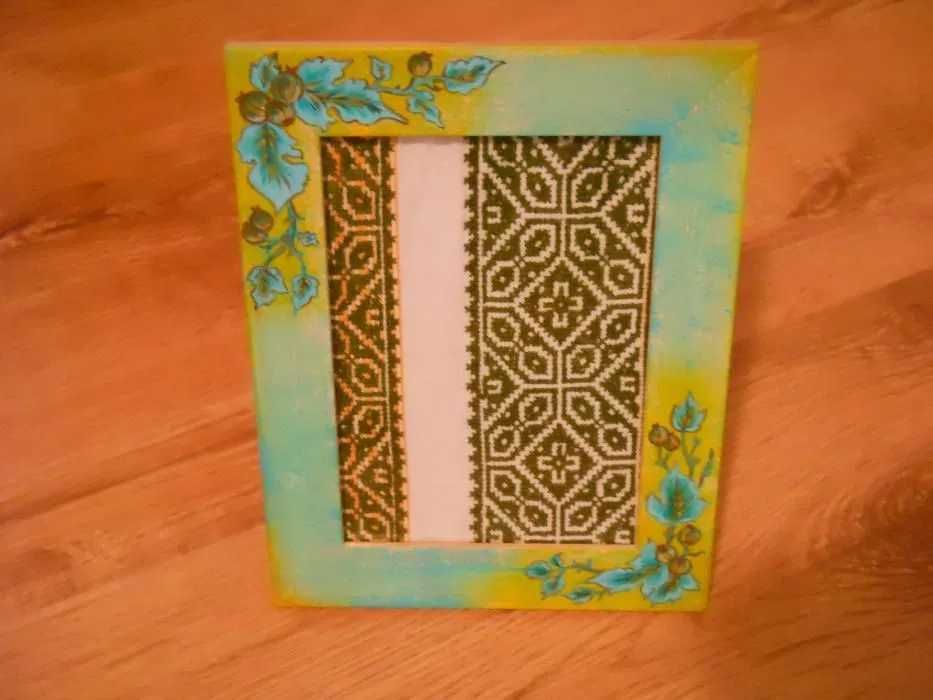 Decoratiuni tablou cu pictura manuala si broderi istorice