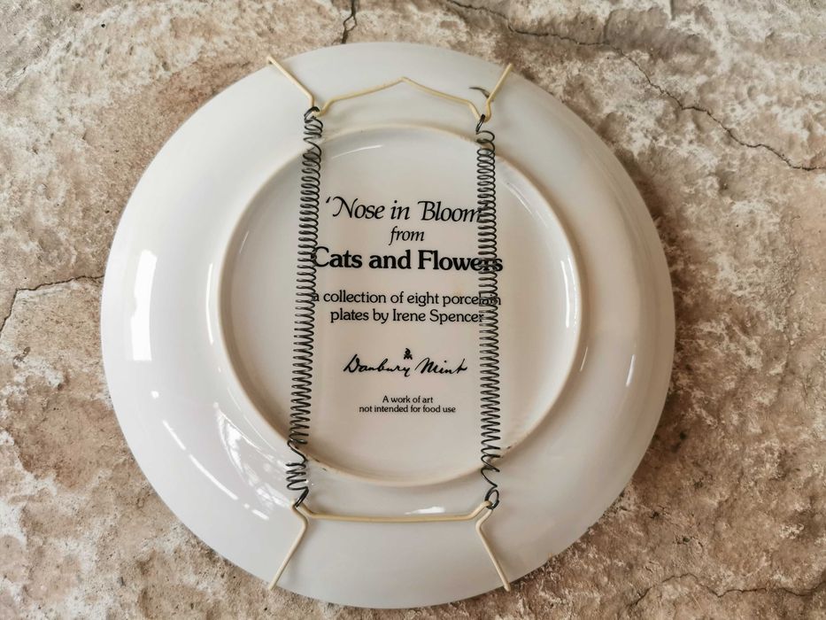 Порцеланови чинии за стена