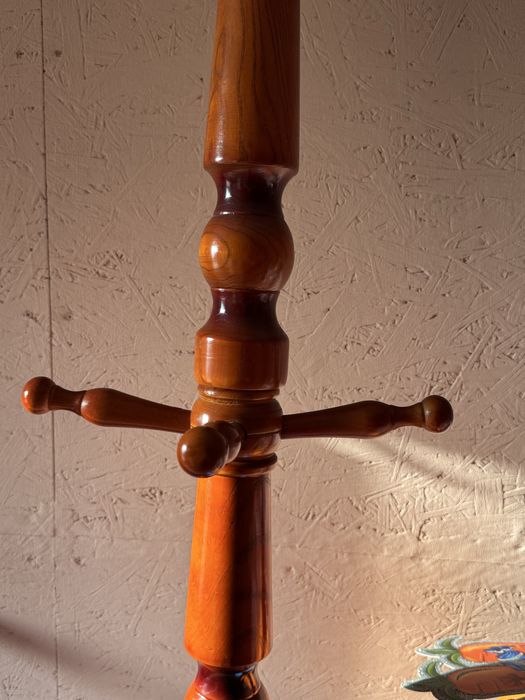 Напольная  вешалка.