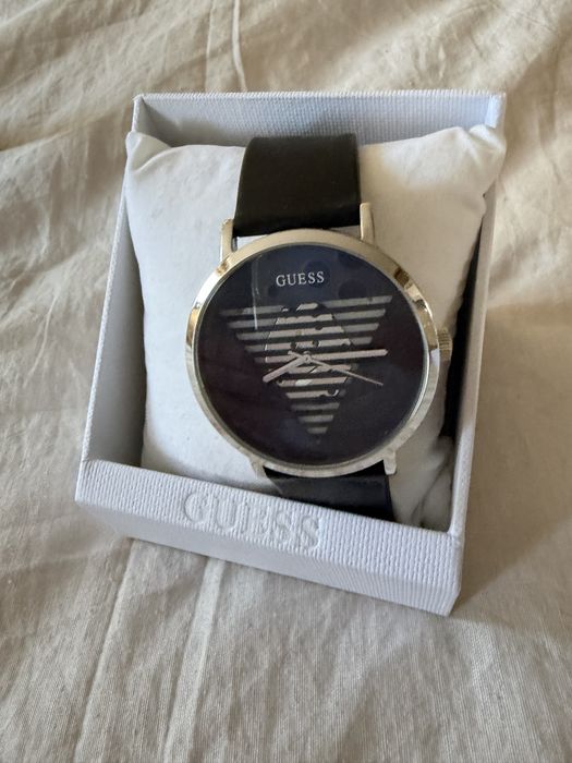 Часовник на Guess дамски