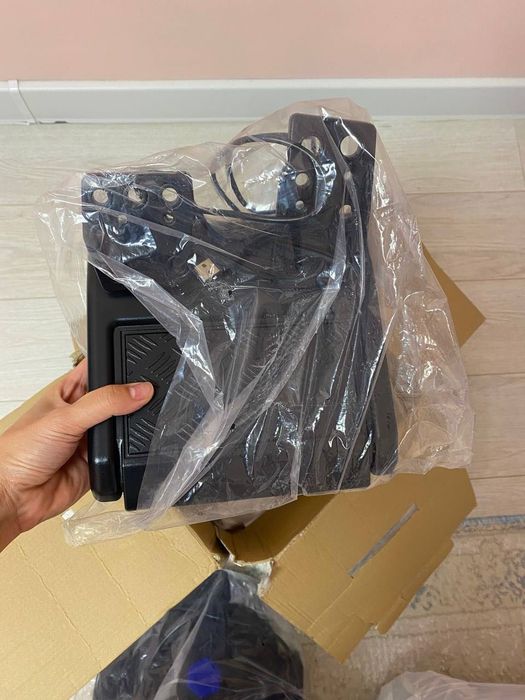 Продам игровой руль с педалем