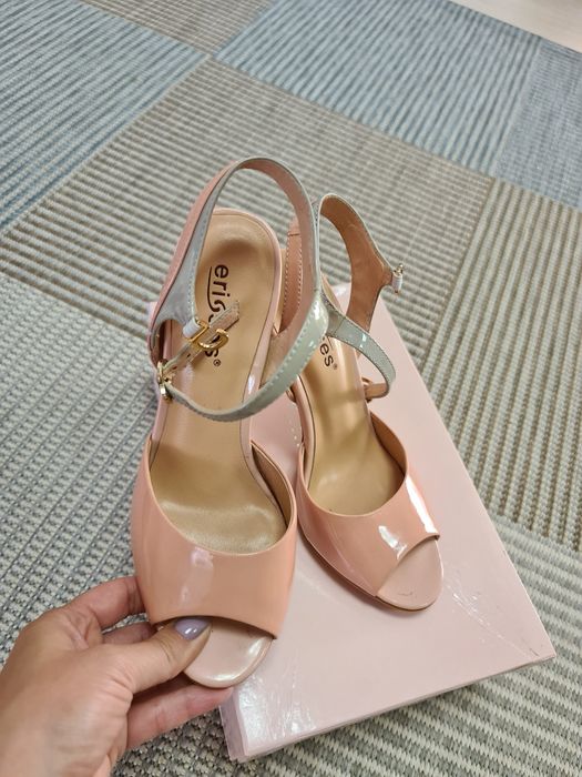 Босоножки кожаные