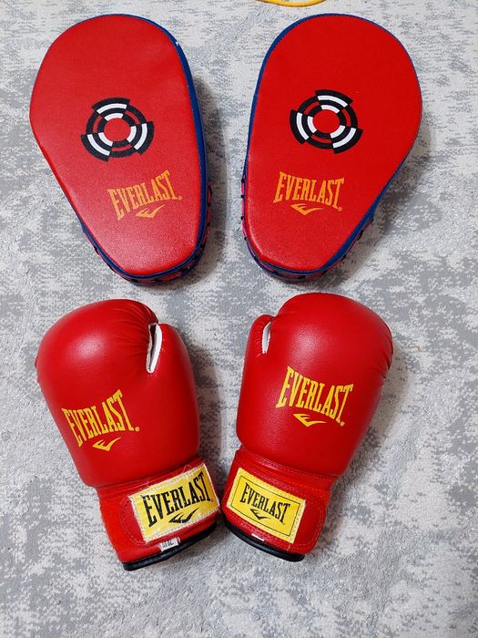 Продам боксёрские перчатки, лапы