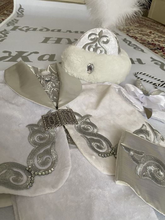 Костюм тұсау кесер