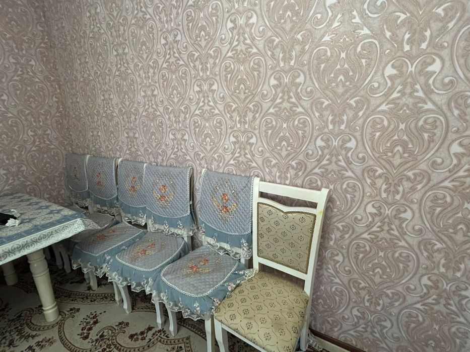 Большой стол со стульями