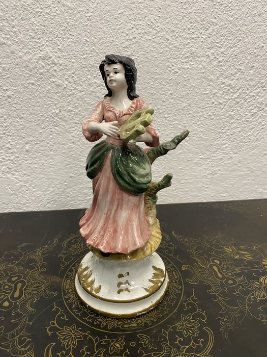 Италианска фигура от порцелан басано
