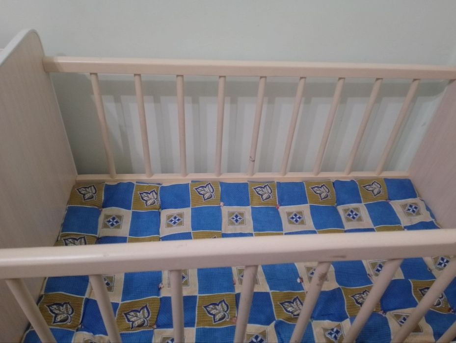 Bolalar krovati. B/u. Xolati yaxshi.