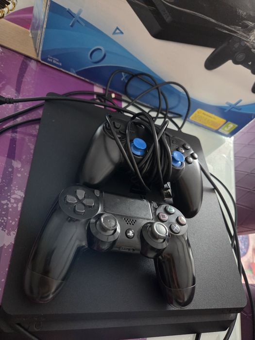 Vând PS 4 + 6 CD fifa si 2 buc controler