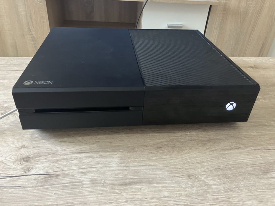 Vand Xbox One 500GB cu doua manete