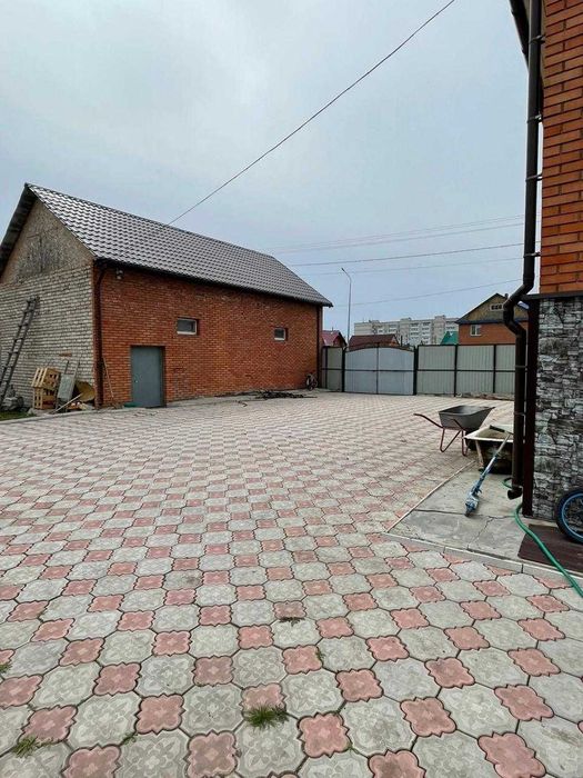 Просторный двухэтажный дом в отличном районе