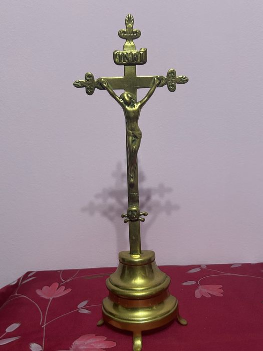 Crucifix vintage din alamă – INRI – Piesă religioasă decorativă