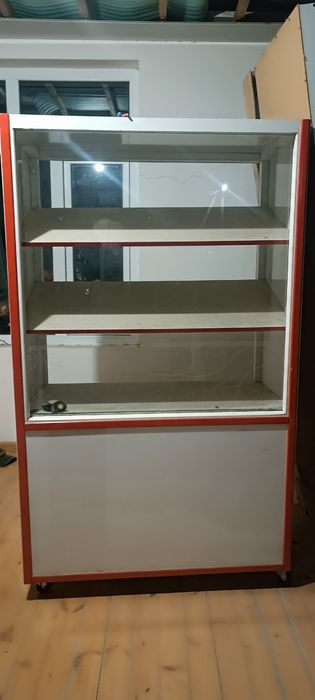 Vitrina shkaf sotiladi