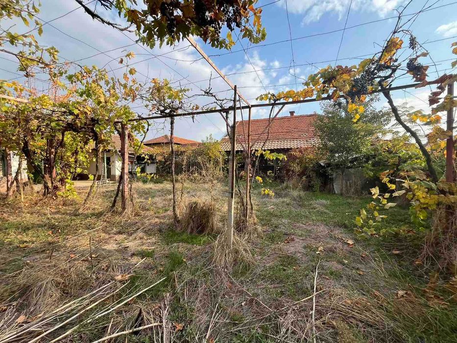 Продава се: Къща РЗП 140 кв.м, двор 675 кв.м, с.Старо Железаре