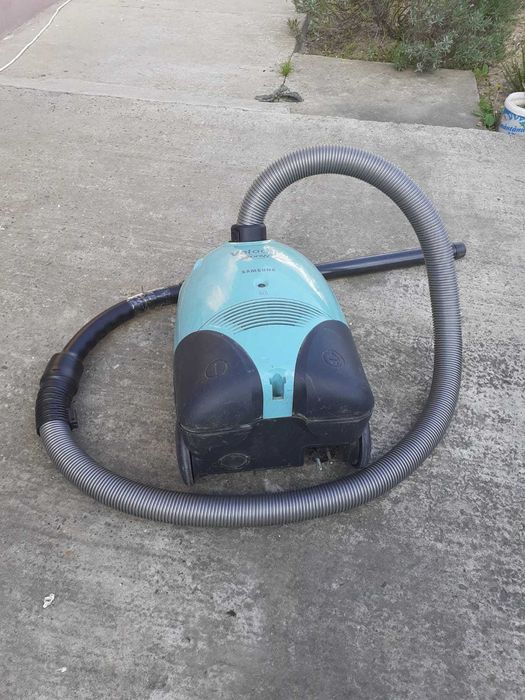Vând aspirator Samsung