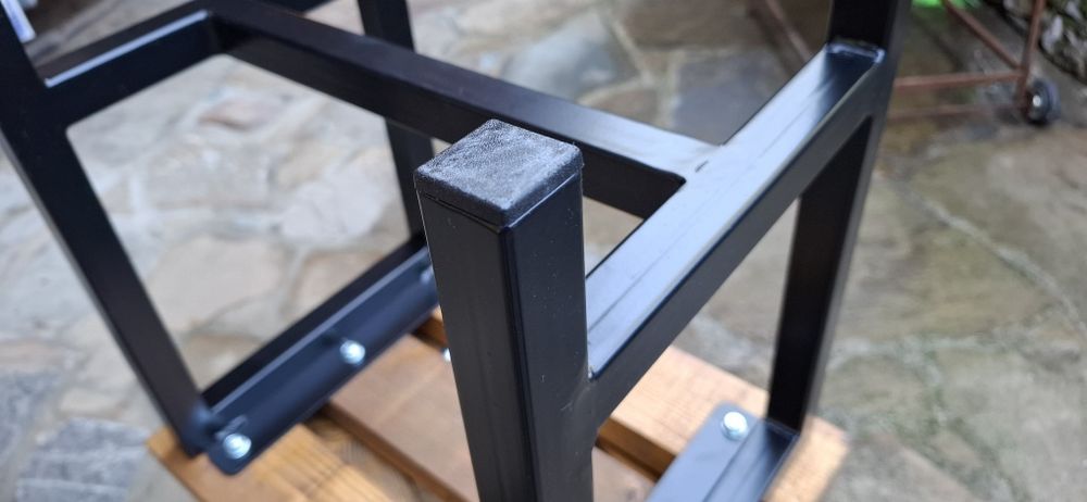 Табуретки от прахово боядисан метален профил и иглолистна дървесина.