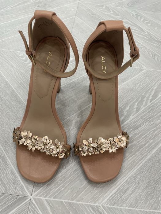 Босоножки с открытым носом.