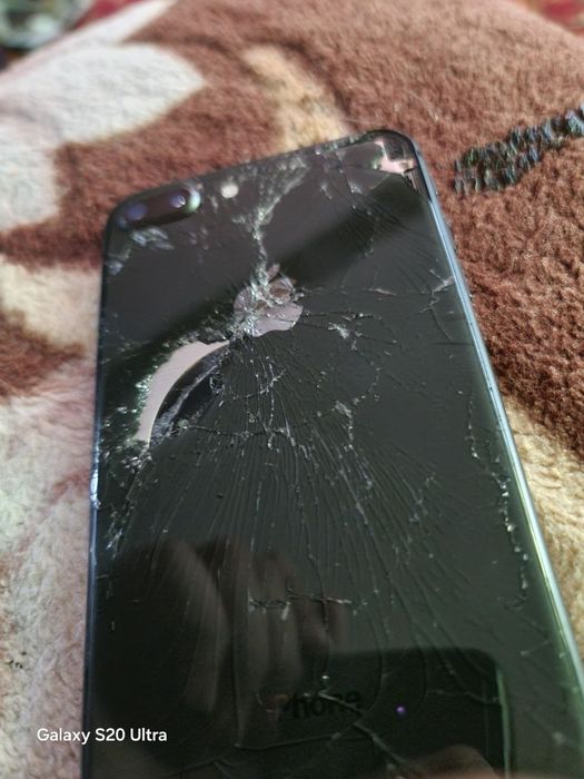 Айфон 8+         .