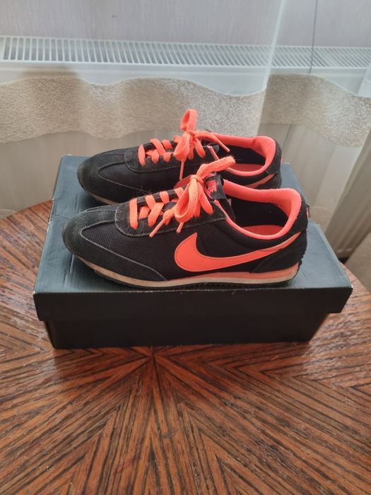 Pantofi sport Nike cu inserții de piele întoarsă, marime 36.5