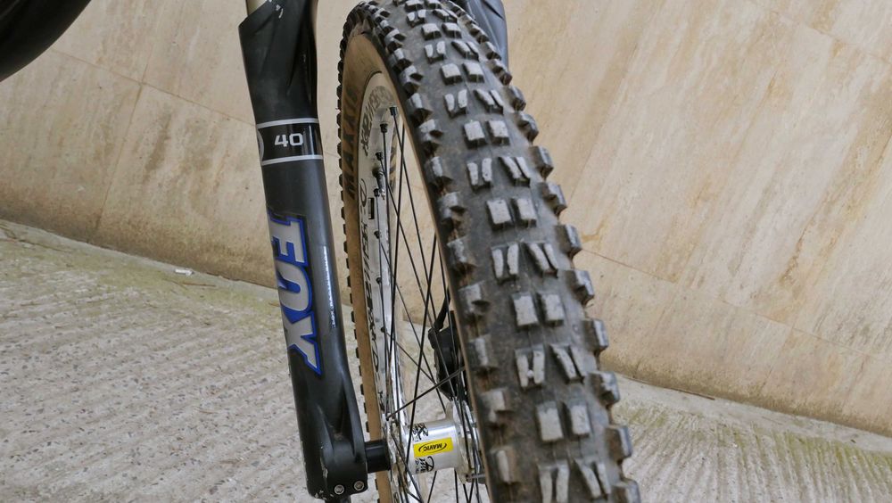 Specialized Demo 8 DH – FOX 40 RC2, Shimano Saint, Mavic Deemax