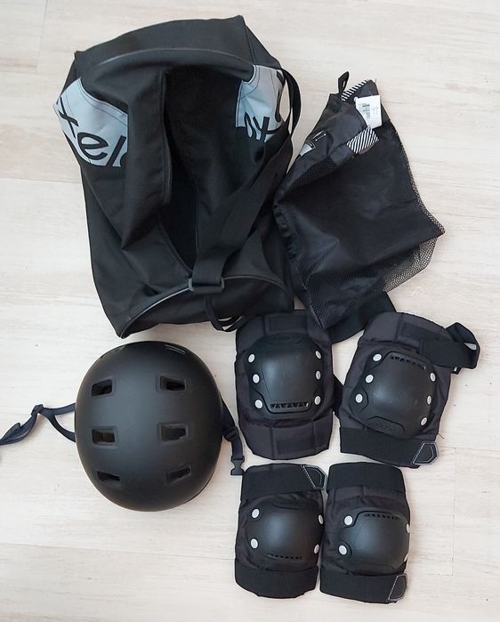 Каска, протектори и сак