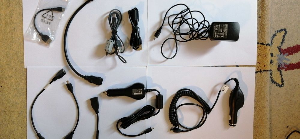 Incarcatoare/adaptoare cu fir auto ,cabluri diverse.