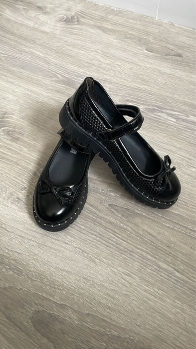 Продам школьная обувь