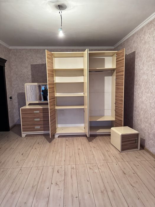 Продам спальный шкаф с комодом и 2 тумбами