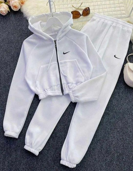 Дамски спортен екип