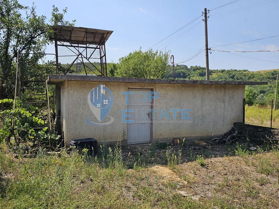 Двуетажна тухлена къща с гараж и голям двор в село Добромирка