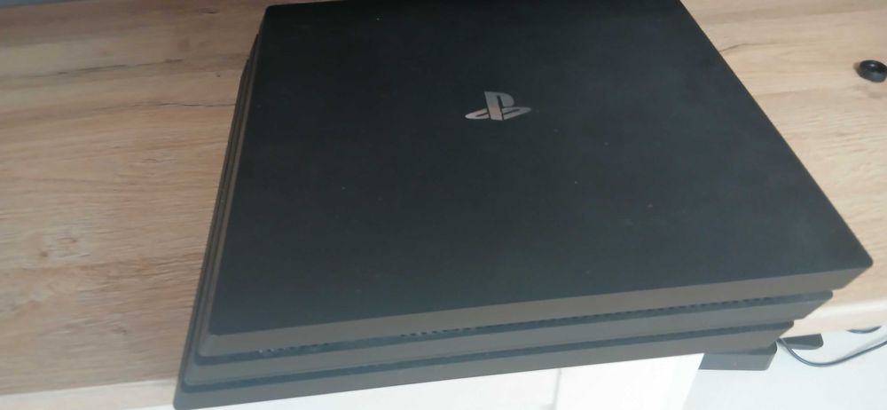 PS4 pro с два контролера и станция за зареждане