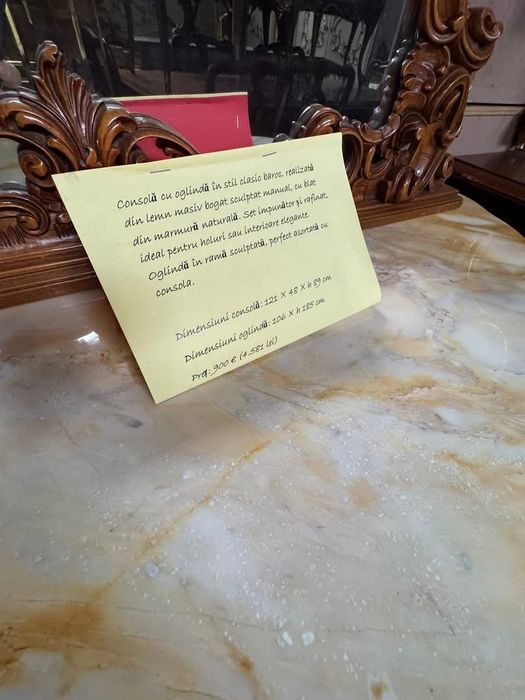 Consolă cu oglindă în stíl clasic baroc, realizată din Lemn masiv bogat sculptat manual, cu blat dín marmură naturală. Set impunător şi rafinat